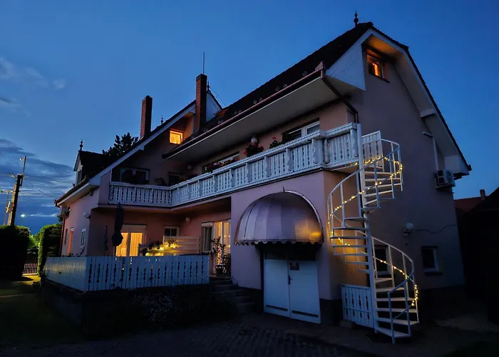 Felho Vendeghaz Кестхей